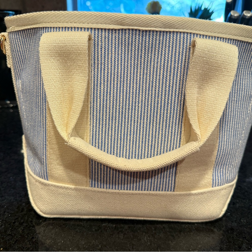 Vineyard Vines Blue and Cream Tote - Picture 2 of 11
